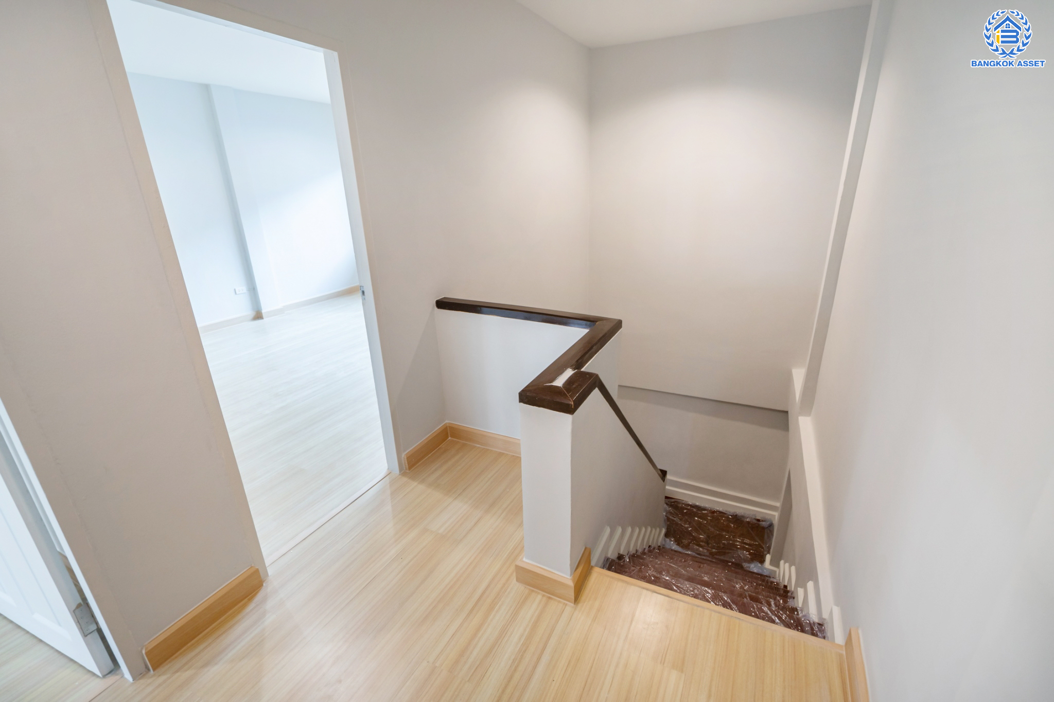 บ้านมือสองตกแต่งใหม่ ม.พิบูลย์การ์เด้นวิลล์ พิบูลย์สงคราม-พระราม5 ทาวน์โฮม 3 ชั้น หลังใหญ่! เนื้อที่ 26.1 ตร.ว. ฟังก์ชัน 4 ห้องนอน 5 ห้องน้ำ (มีห้องน้ำในตัวทุกห้อง) จอดรถได้ 2 คัน บนสุดยอดทำเล! เชื่อมถนนพิบูลย์สงคราม, วงศ์สว่าง, นครอินทร์ และติวานนท์ ใกล้จุดขึ้นทางด่วนศรีรัช-วงแหวนรอบนอก ใกล้รถไฟฟ้า "สถานีแยกติวานนท์"